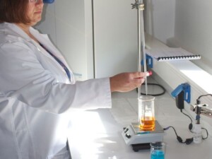 Αναλύσεις στο εργαστήριο | Φωτ. Αρχείο ΕΚΒΥ