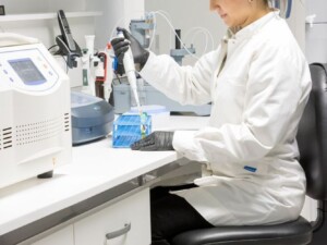 Προσδιορισμός φυσικοχημικών παραμέτρων στο εργαστήριο | Φωτ. Αρχείο ΕΚΒΥ