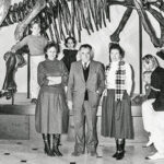 Φαλή Βογιατζάκη, Αγγελος και Νίκη Γουλανδρή με παιδιά μπροστά στον σκελετό ενός Τρικεράτοπα